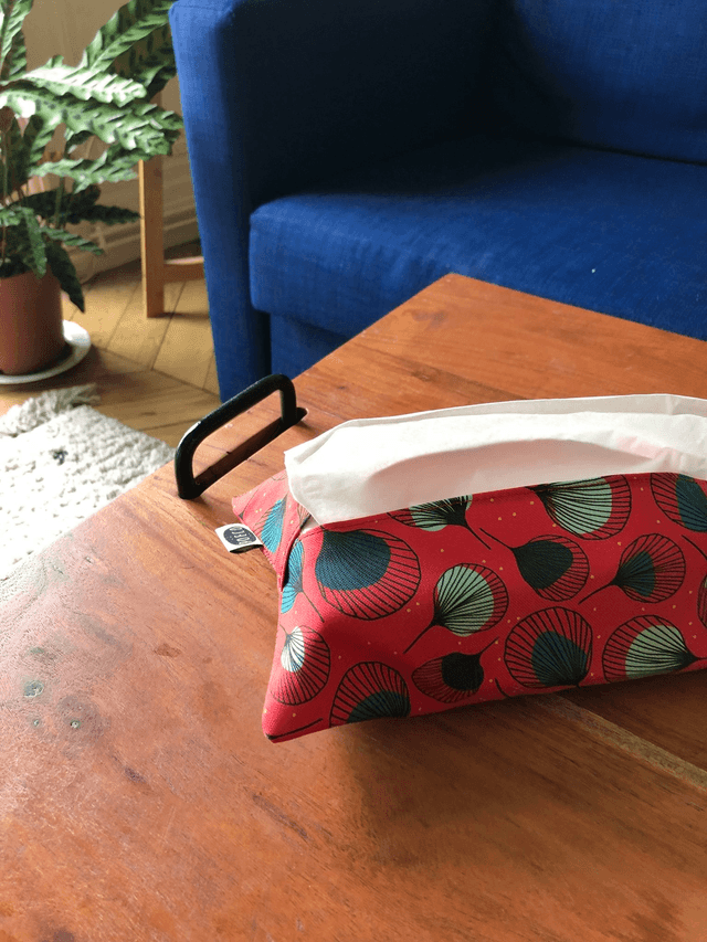 Pochette mouchoirs - PLUMES  vertes fond rouge