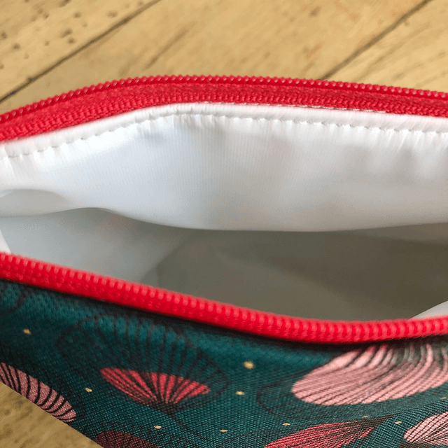 Trousse de toilette - tissu intérieur imperméable - PLUMES rouges fond vert fonçé