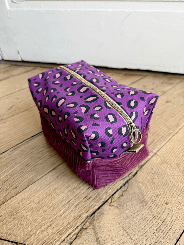 Trousse de toilette carré - tissu intérieur imperméable - LEOPARD velours prune + prune