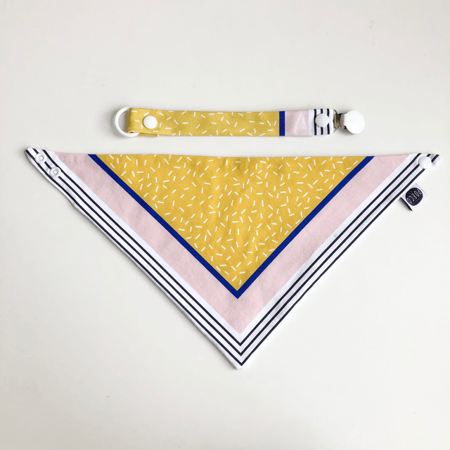 Coffret bavoir bandana + attache tétine - jaune, bleu et rose