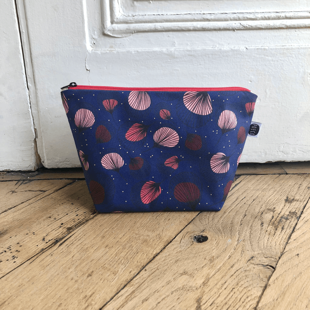 Trousse de toilette - tissu intérieur imperméable - PLUMES rouges fond bleu marine