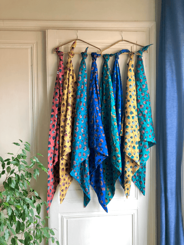 Foulard triangle - plumes jaunes fond turquoise fonçé