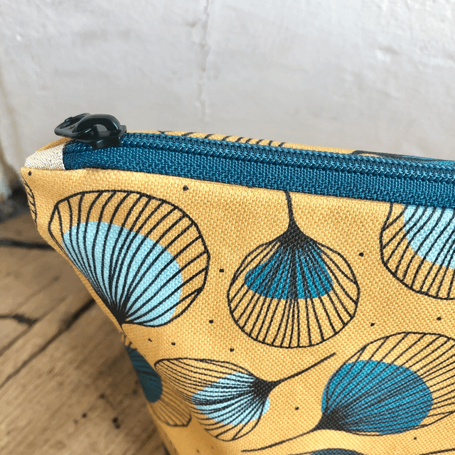 Trousse de toilette - tissu intérieur imperméable - PLUMES vertes fond jaune