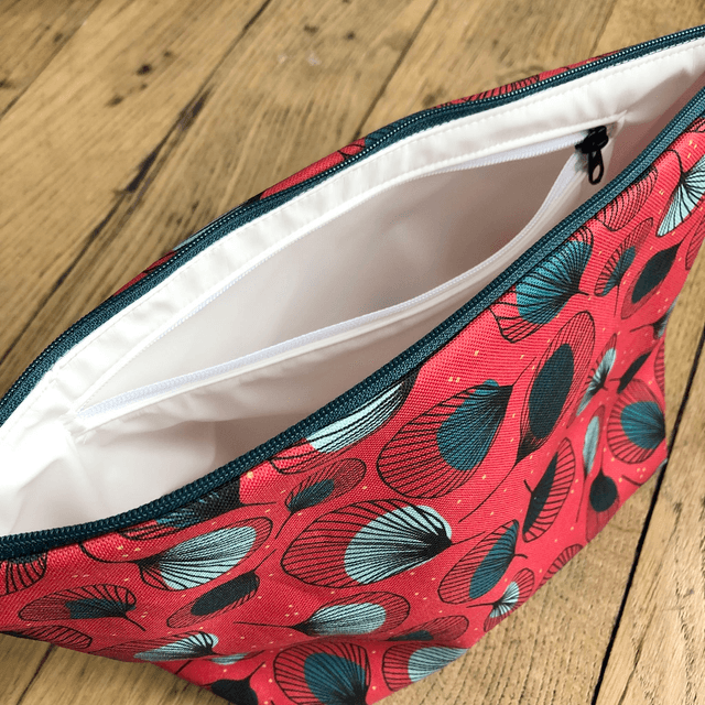 Trousse de toilette - tissu intérieur imperméable - PLUMES vertes fond rouge