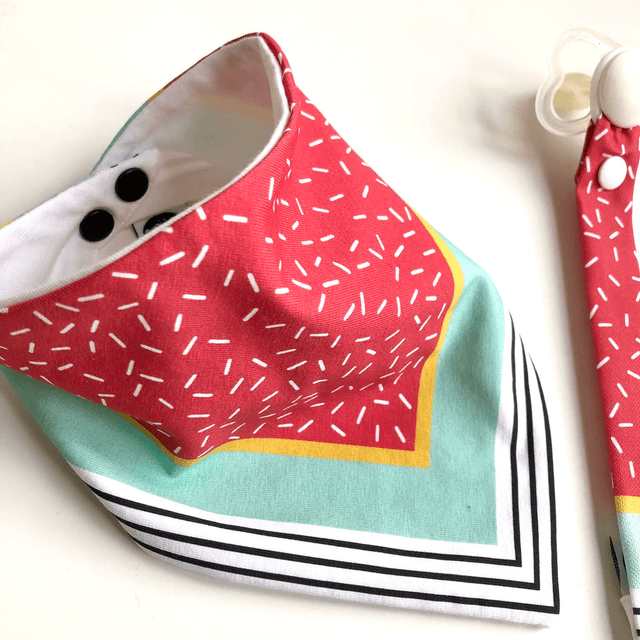 Coffret bavoir bandana + attache tétine - rouge, jaune et vert clair