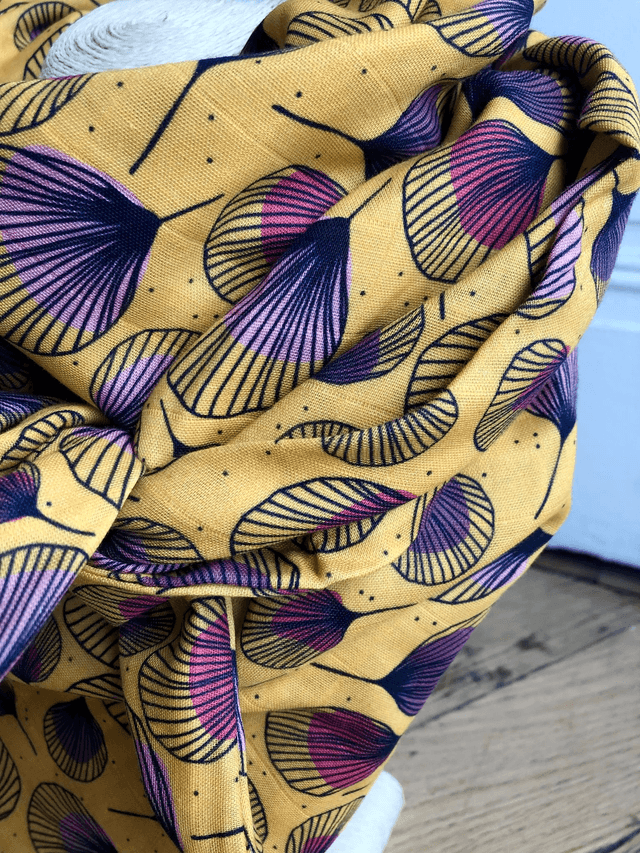 Foulard triangle - plumes rouges fond jaune