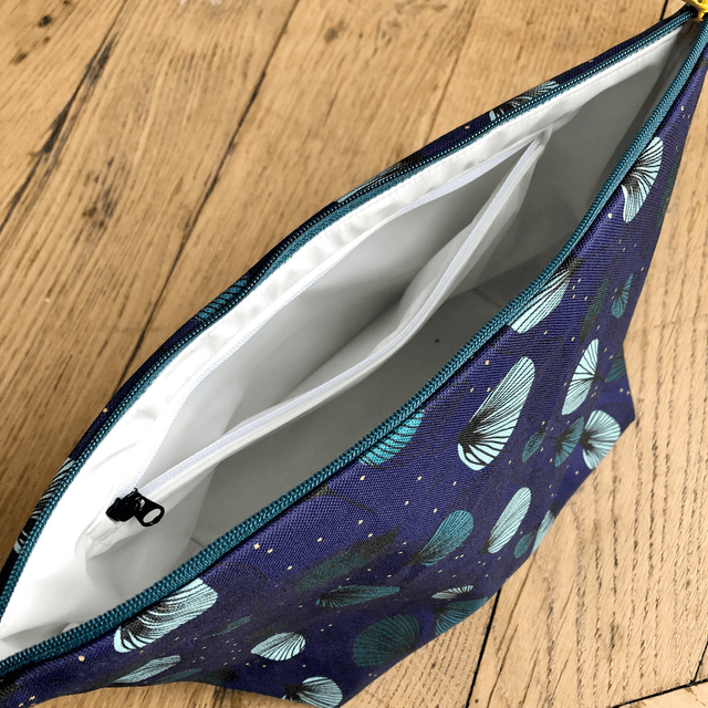 Trousse de toilette - tissu intérieur imperméable - PLUMES vertes fond bleu marine