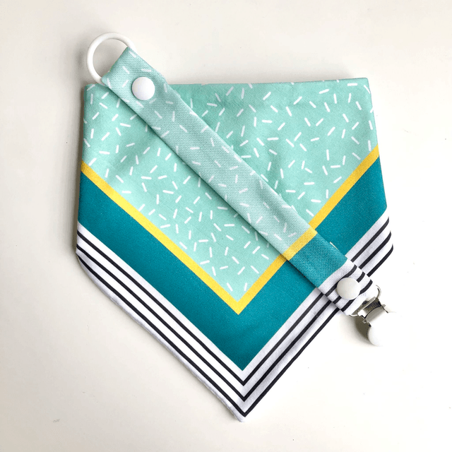 Coffret bavoir bandana + attache tétine - vert et vert fonçé