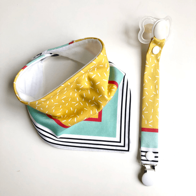 Coffret bavoir bandana + attache tétine - jaune, rouge et vert clair