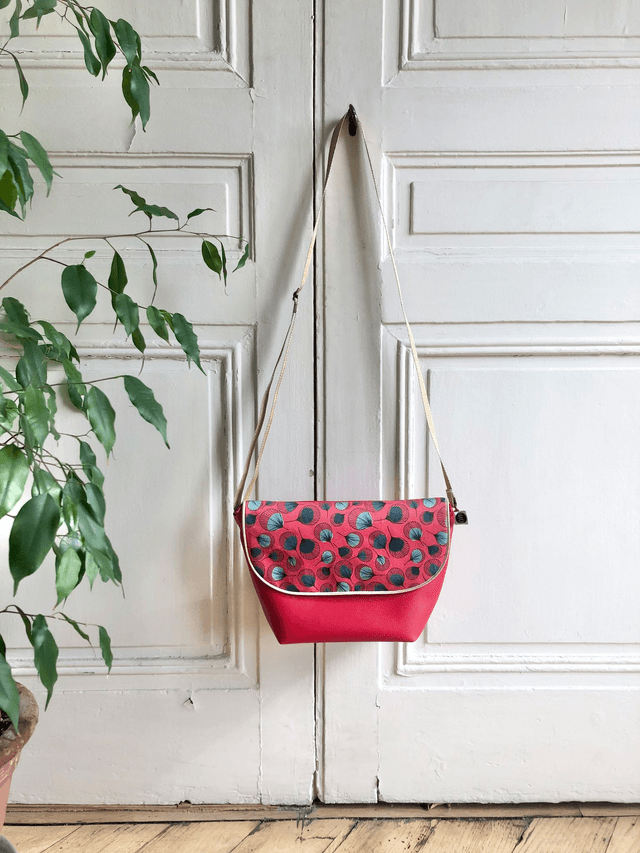 Sac Bandoulière - PLUMES vertes fond rouge, simili cuir rouge