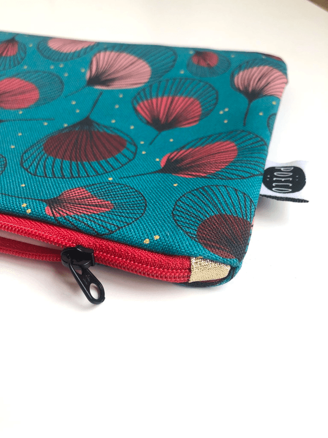 Trousse plate - PLUMES rouges fond vert clair