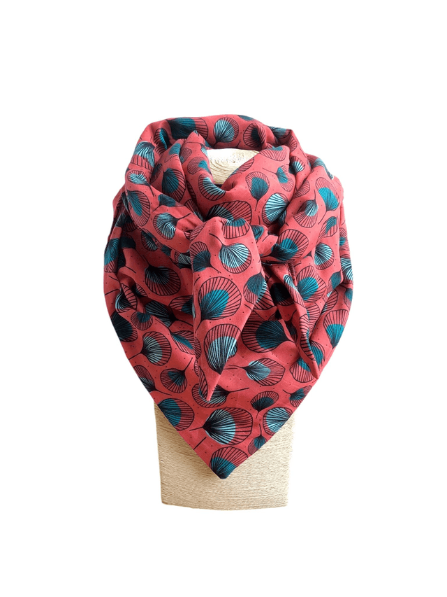 Foulard triangle - plumes vertes fond rouge