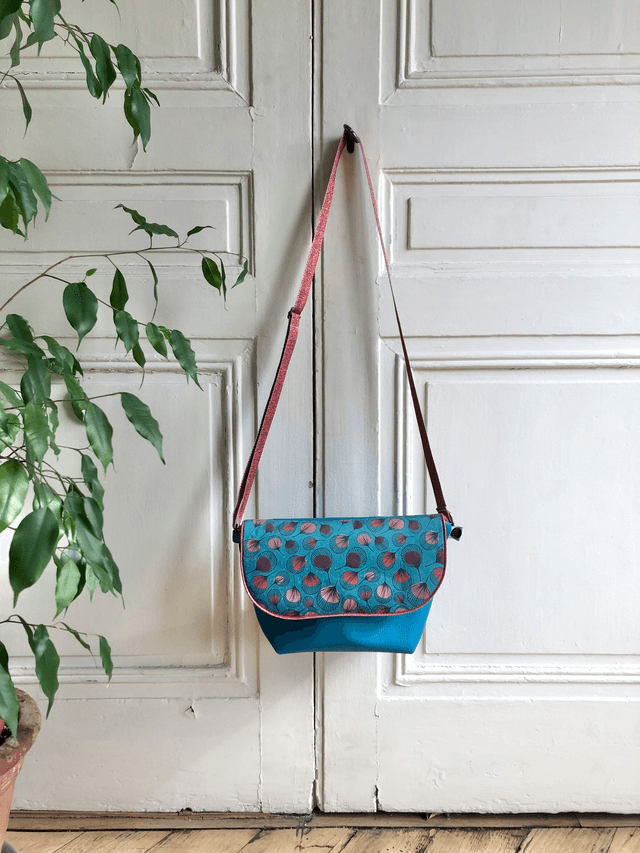 Sac Bandoulière - PLUMES rouges fond turquoise, simili cuir turquoise et intérieur turquoise